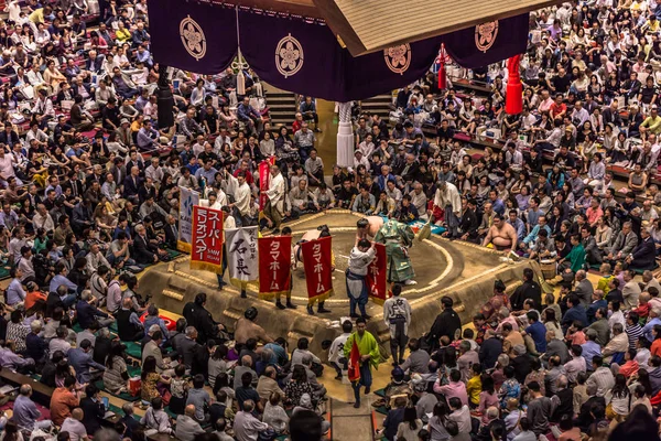 Tokyo-május 19, 2019: Sumo birkózás mérkőzés a Ryogoku arénában, — Stock Fotó