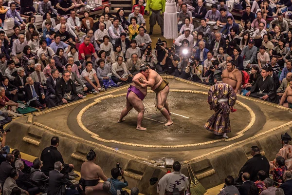 Tokyo - May 19, 2019: Sumo wrestling match in the Ryogoku arena, — Stock Photo, Image