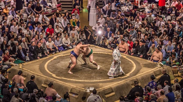 Tokyo - May 19, 2019: Sumo wrestling match in the Ryogoku arena, — Stock Photo, Image