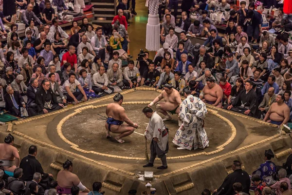 Tokio - 19 de mayo de 2019: Sumo lucha libre en la arena Ryogoku , — Foto de Stock