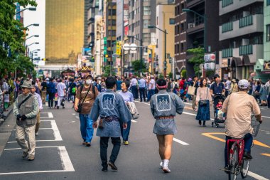 Tokyo - 19 Mayıs 2019: Sanja Matsuri festivalini kutlayanlar