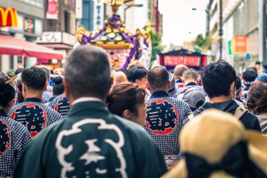 Tokyo - 19 Mayıs 2019: Sanja Matsuri festivalini kutlayanlar