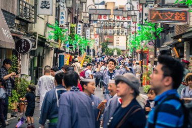 Tokyo - 19 Mayıs 2019: Sanja Matsuri festivalini kutlayanlar