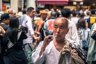 Tokyo - 19 Mayıs 2019: Sanja Matsuri festivalini kutlayanlar