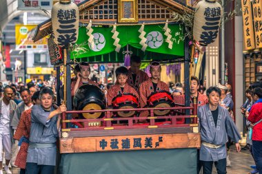 Tokyo - 19 Mayıs 2019: Sanja Matsuri festivalini kutlayanlar