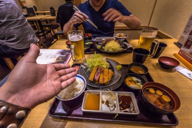 Tokyo - 18 Mayıs 2019: Akihabar'da Gyukatsu bületi yiyen gezginler