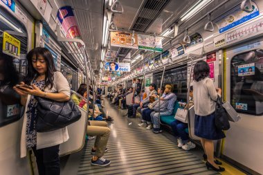 Tokyo - 18 Mayıs 2019: Tokyo'da metroya binen insanlar, J