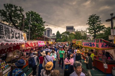 Tokyo - 18 Mayıs 2019: Sanja Matsuri Festivali kalabalık Sensoj at