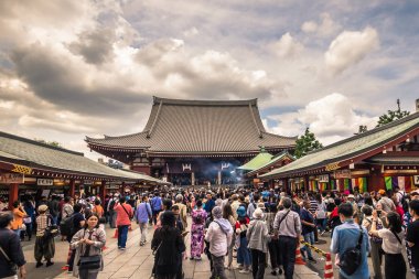 Tokyo - 18 Mayıs 2019: Sanja Matsuri Festivali kalabalık Sensoj at