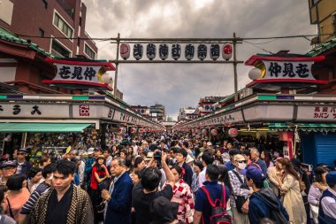Tokyo - 18 Mayıs 2019: Sanja Matsuri Festivali kalabalık Asakusa, T