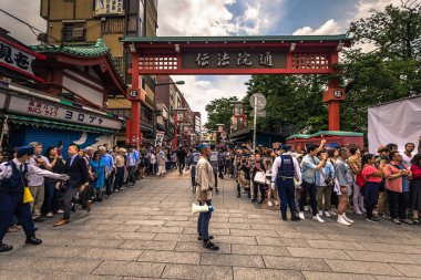 Tokyo - 18 Mayıs 2019: Sanja Matsuri Festivali kalabalık Asakusa, T