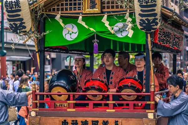 Tokyo - 19 Mayıs 2019: Sanja Matsuri festivalini kutlayanlar