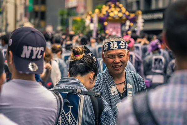 Tokyo - 19 Mayıs 2019: Sanja Matsuri festivalini kutlayanlar