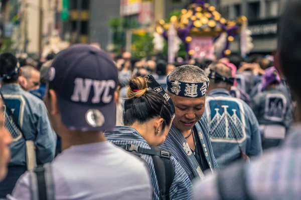 Tokyo - 19 Mayıs 2019: Sanja Matsuri festivalini kutlayanlar