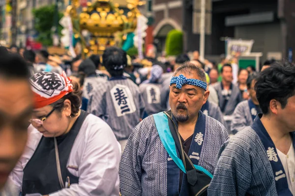 Tokyo - 19 maggio 2019: Persone che celebrano il Sanja Matsuri festi — Foto Stock