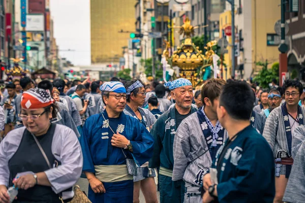 Tokyo - 19 Mayıs 2019: Sanja Matsuri festivalini kutlayanlar