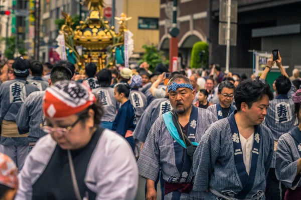 Tokyo - 19 Mayıs 2019: Sanja Matsuri festivalini kutlayanlar