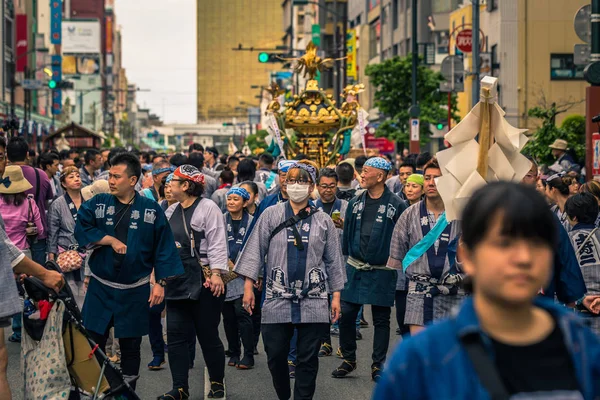 Tokyo - 19 Mayıs 2019: Sanja Matsuri festivalini kutlayanlar