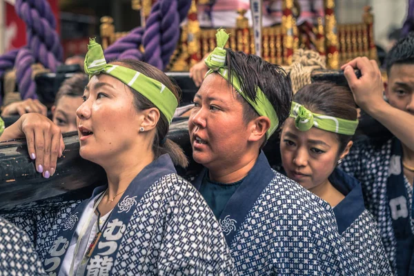 Tokyo - 19 maggio 2019: Persone che celebrano il Sanja Matsuri festi — Foto Stock