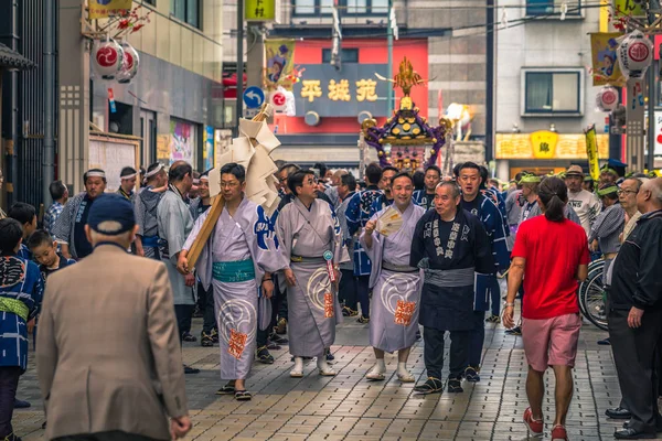 Tokyo - 19 maggio 2019: Persone che celebrano il Sanja Matsuri festi — Foto Stock