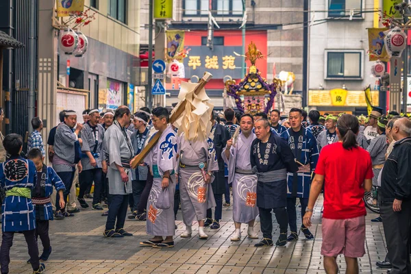 Tokyo - 19 Mayıs 2019: Sanja Matsuri festivalini kutlayanlar