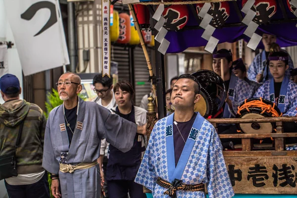 Tokyo - 19 Mayıs 2019: Sanja Matsuri festivalini kutlayanlar
