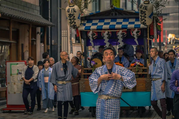 Tokyo - 19 Mayıs 2019: Sanja Matsuri festivalini kutlayanlar
