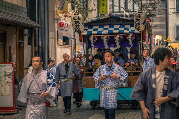 Tokyo - 19 Mayıs 2019: Sanja Matsuri festivalini kutlayanlar