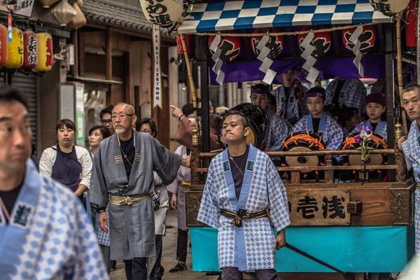 Tóquio - 19 de maio de 2019: Pessoas comemorando o Sanja Matsuri festi — Fotografia de Stock