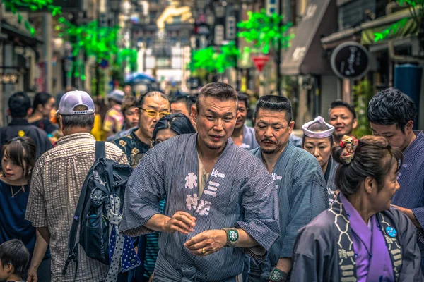 Tokyo - 19 maggio 2019: Persone che celebrano il Sanja Matsuri festi — Foto Stock