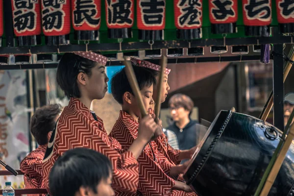 Tokyo - 19 maggio 2019: Persone che celebrano il Sanja Matsuri festi — Foto Stock