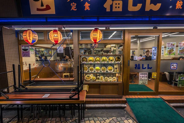 Tokio - 18 de mayo de 2019: Exposición de un restaurante en Akihabara en To —  Fotos de Stock