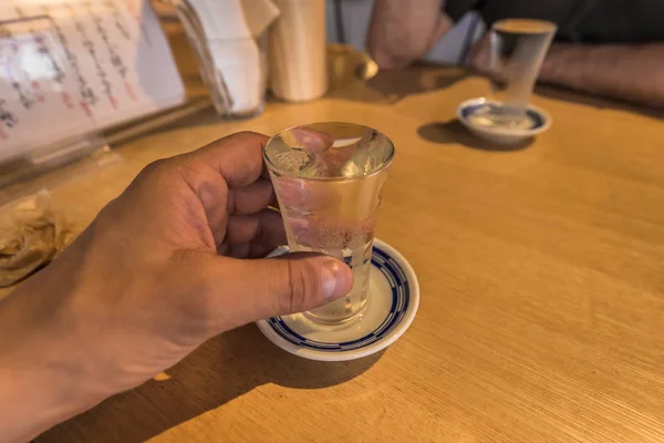 Tokyo-maj 18, 2019: turister som dricker sake i Asakusa, Tokyo, — Stockfoto