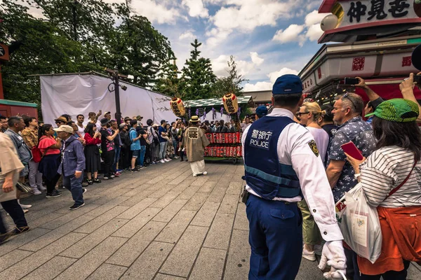 Tokyo - 18 maggio 2019: pubblico del Sanja Matsuri Festival ad Asakusa, T — Foto Stock