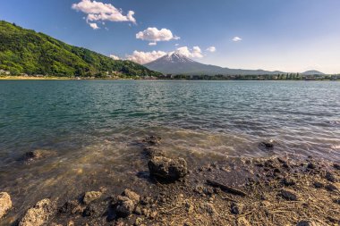 Kawaguchiko - 24 Mayıs 2019: Fuji Dağı Kawaguchi Gölü'nden geliyor,
