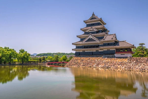 Matsumoto – 25. května 2019: hrad Matsumoto a červený br — Stock fotografie