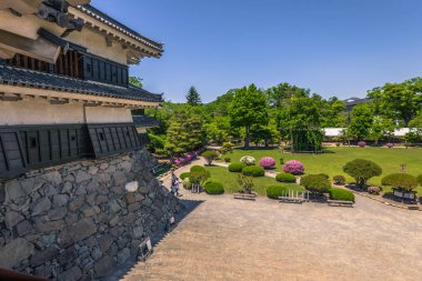 Matsumoto - 25 Mayıs 2019: Matsumoto kalesinin bahçeleri, Japonya