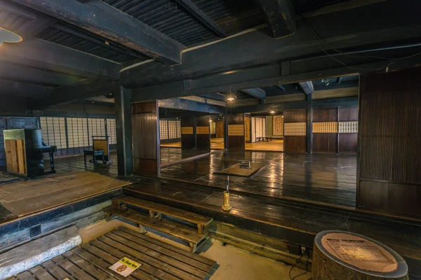 Takayama - 26 de mayo de 2019: Edificios tradicionales en el pueblo Hida — Foto de Stock