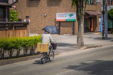Takayama - 26 Mayıs 2019: Takayama, Japonya'da bisiklete binen yerliler