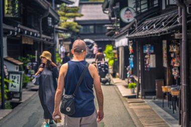 Takayama - 26 Mayıs 2019: Tak sokaklarında Batılı gezginler