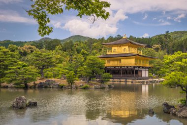 Kyoto - 29 Mayıs 2019: Kinkakuji, Kyoto'daki Altın Köşk, J