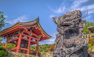 Kyoto - 29 Mayıs 2019: Kiyomizu-Dera tapınağında ejderha heykeli 