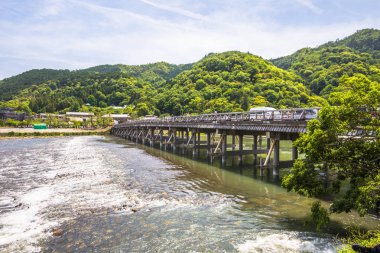 Kyoto - 30 Mayıs 2019: Kyoto'da Katsura nehri, Japonya