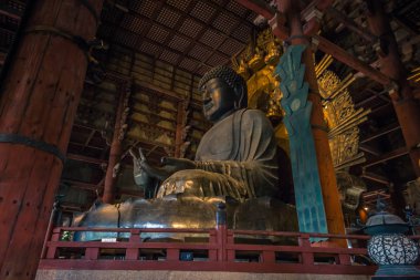Nara - 31 Mayıs 2019: Büyük Todai-ji'nin içindeki Budist heykeller