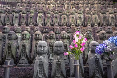 Kamakura - 06 Haziran 2019: Hasedera tapınağında Budist heykeller