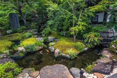 Kamakura - 06 Haziran 2019: Kama'daki Hasedera tapınağının bahçeleri