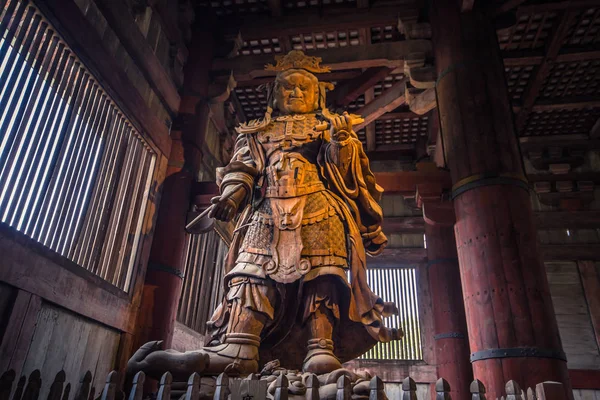 Nara - 31 de maio de 2019: Estátuas budistas dentro do grande Todai-ji — Fotografia de Stock