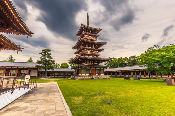 Nara-květen 31, 2019: Yakushi-ji, chrám v Nara, Japonsko — Stock fotografie