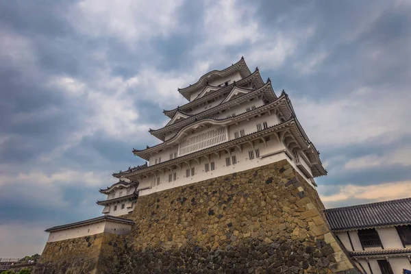 Himeji - 02 de junio de 2019: El icónico castillo de Himeji en la región o — Foto de Stock