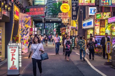 Osaka - 01 Haziran 2019: Osaka sokaklarında Japonlar, 